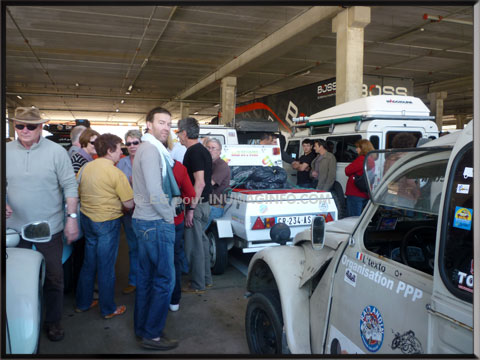 les passionnés en pleine discussion - INUMAGINFO.COM les 2cv du Club de Picardie