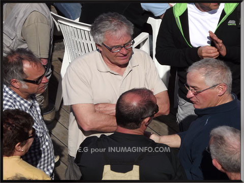 les passionnés en pleine discussion - INUMAGINFO.COM les 2cv du Club de Picardie