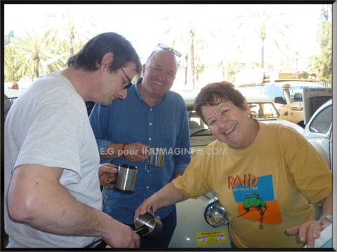 les passionnés en pleine discussion - INUMAGINFO.COM les 2cv du Club de Picardie