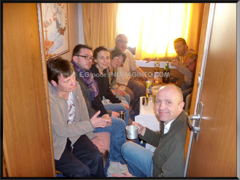 les passionnés en pleine discussion - INUMAGINFO.COM les 2cv du Club de Picardie