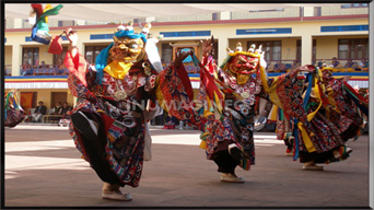 les danseurs masqués dans le temple bouddhiste - inumaginfo.com